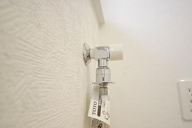 洗濯機用の給水口には蛇口ではなく、全自動洗濯機が設置できる専用の給水口が設置されております。