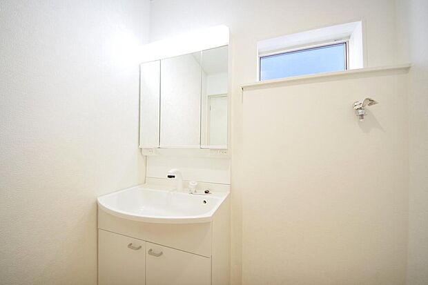 家族全員で利用するパブリックスペースとなりますので、鏡周りの収納ですっきり洗面台がご利用いただけます