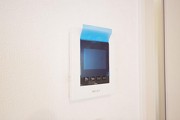 来訪者を映像と音声で確認可能なので、煩わしいセールスにも住戸内で対話可能です。