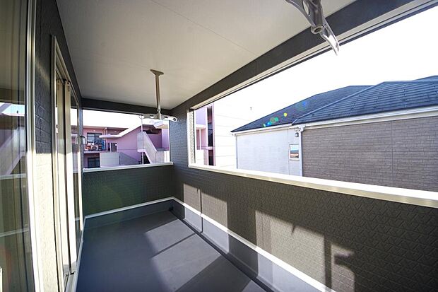 陽光あふれるバルコニーは、たくさんの光を浴びることができるのでお洗濯物やお布団もしっかり干せます。