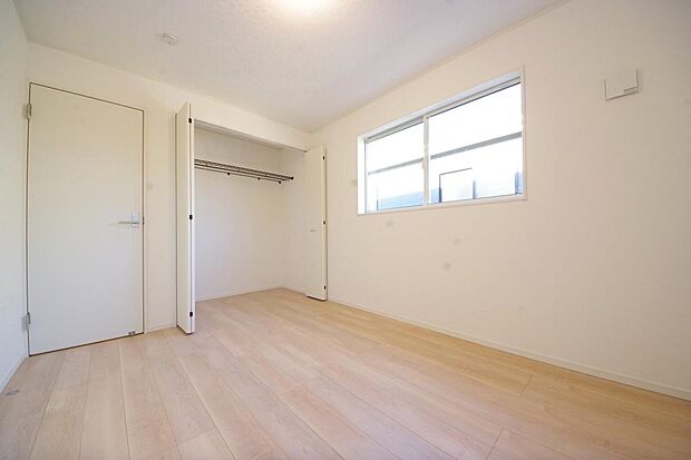 木の質感が優しい床材と豊富な収納が特徴的な、心に温かさを感じる内装です。