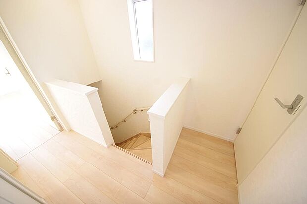 階段には手すりを標準装備することで、お子様やご高齢者の安全性にも配慮しております。