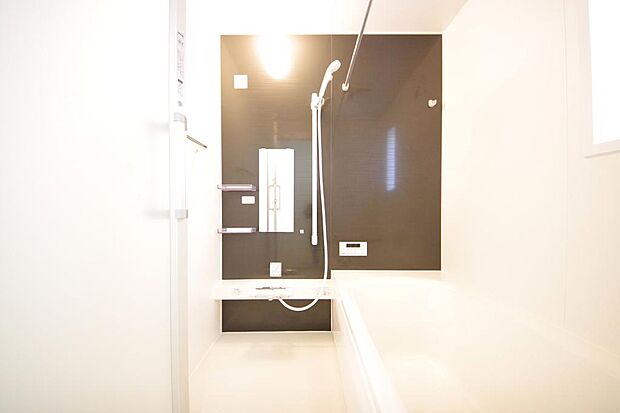 １日の疲れを癒す大切な場所です。追焚き機能も付いておりますので、帰りが遅くなっても安心できます。