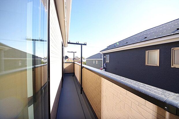 陽光あふれるバルコニーは、たくさんの光を浴びることができるのでお洗濯物やお布団もしっかり干せます。