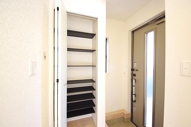 棚板が多く、沢山の靴が収納可能。棚板は稼働可能ですのでブーツやヒールの高い靴も収納でき便利です。