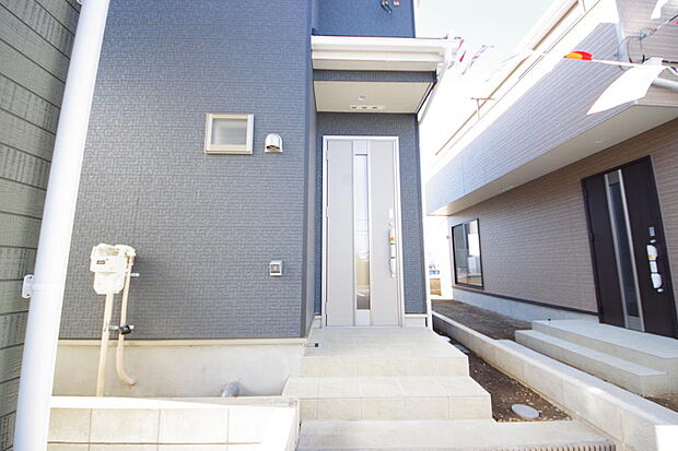 玄関はいわばその邸宅の顔です。だからこそ、迎賓のためにしつらえを細部まで施しました。