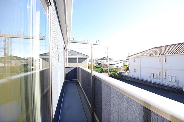 陽光あふれるバルコニーは、たくさんの光を浴びることができるのでお洗濯物やお布団もしっかり干せます。