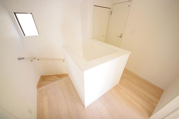 階段には手すりを標準装備することで、お子様やご高齢者の安全性にも配慮しております。