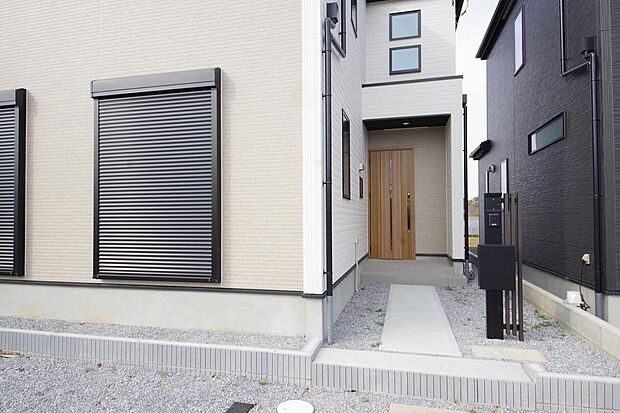 玄関はいわばその邸宅の顔です。だからこそ、迎賓のためにしつらえを細部まで施しました。