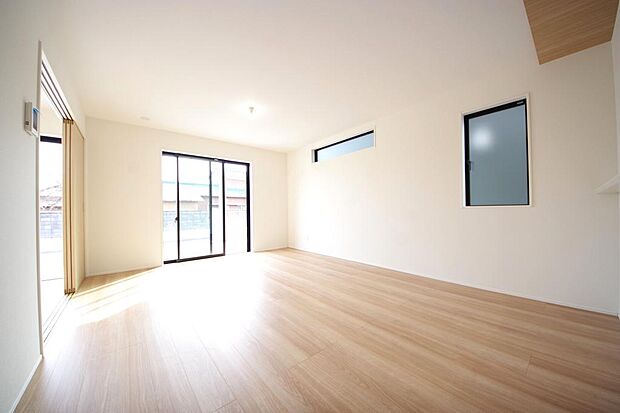 明るい陽光が差し込み開放的なリビング ダイニングを演出し、ゆとりある空間はご満足いただけます。