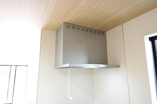 キッチン上部には、ブーツ型の照明付きのレンジフードが標準装備されております。