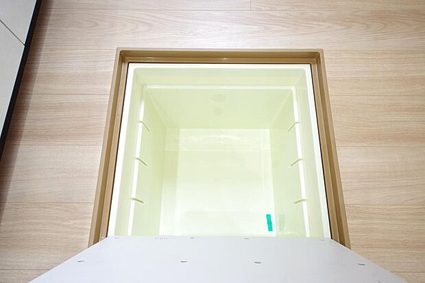 ミネラルウォーター、缶詰、非常食のストックに便利です。空間を有効に利用した収納です。