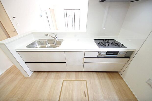 キッチンには耐久性が高く、お手入れも簡単で人工大理石トップを採用して、キッチンを優雅に演出しました。