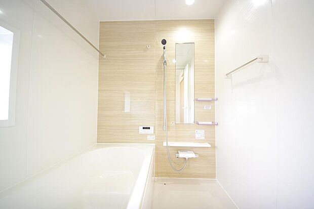 心地よい入浴タイムを追求した大きな浴槽とアクセントパネルで、より高級感が演出されます。