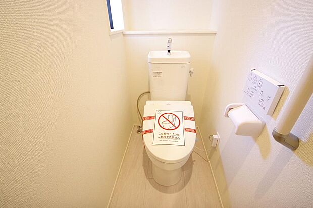 少ない水を有効に使って、汚れも効率よく洗浄します。便器は奥までふちのない掃除がしやすい形状です。