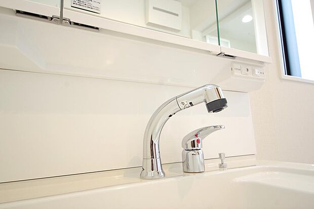 洗面台の給水口はホースが伸びるので朝シャン出来ます。シングルレバーでお湯の温度も楽々調整出来ます。