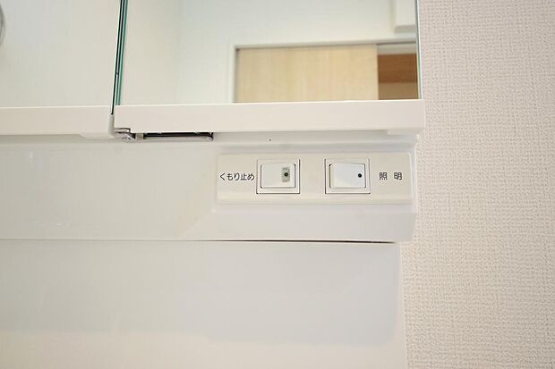 洗面台には、照明とコンセントが標準装備されております。コンセントの容量は1200Wまで大丈夫です。