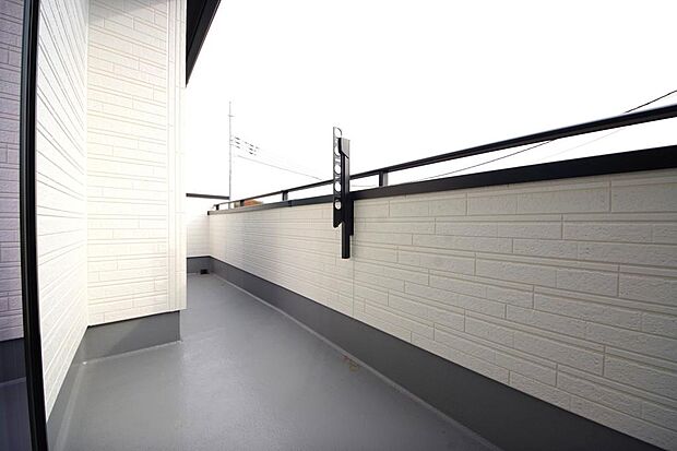 陽光あふれるバルコニーは、たくさんの光を浴びることができるのでお洗濯物やお布団もしっかり干せます。