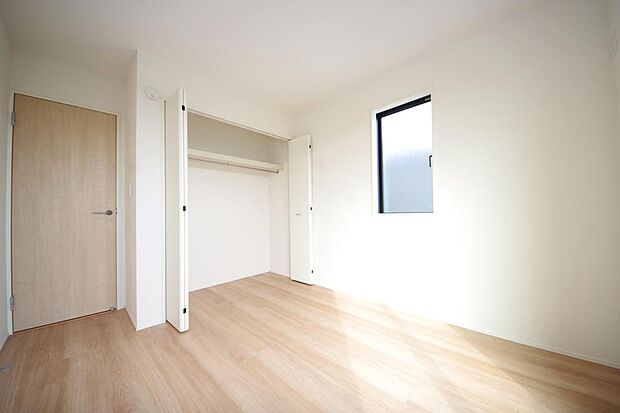 木の質感が優しい床材と豊富な収納が特徴的な、心に温かさを感じる内装です。