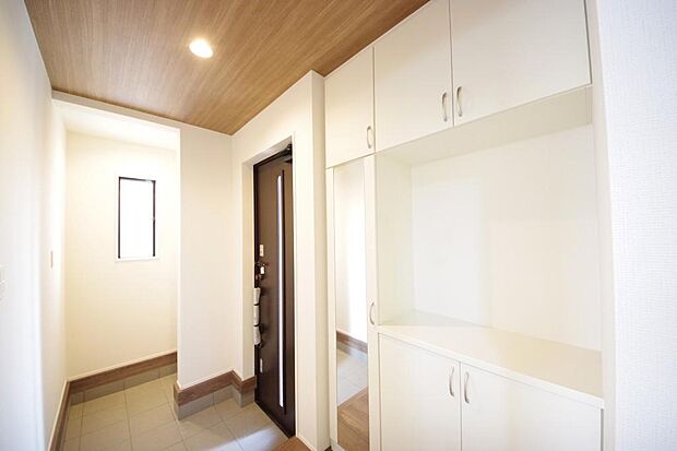 棚板が多く、沢山のの靴が収納可能。棚板は稼働可能ですのでブーツやヒールの高い靴も収納でき便利です。