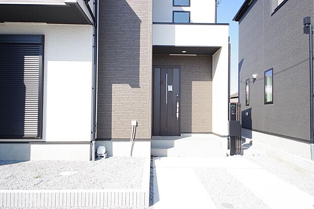 玄関はいわばその邸宅の顔です。だからこそ、迎賓のためにしつらえを細部まで施しました。