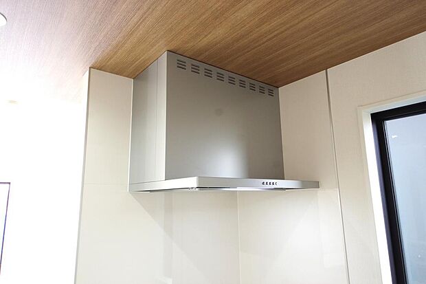キッチン上部には、ブーツ型の照明付きのレンジフードが標準装備されております。