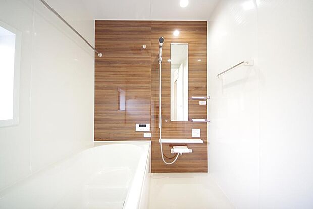 心地よい入浴タイムを追求した大きな浴槽とアクセントパネルで、より高級感が演出されます。