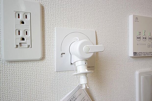 洗濯機用の給水口には蛇口ではなく、全自動洗濯機が設置できる専用の給水口が設置されております。