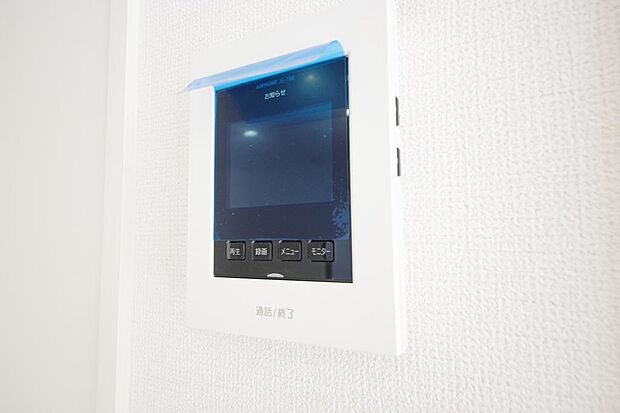 来訪者を映像と音声で確認可能なので、煩わしいセールスにも住戸内で対話可能です。