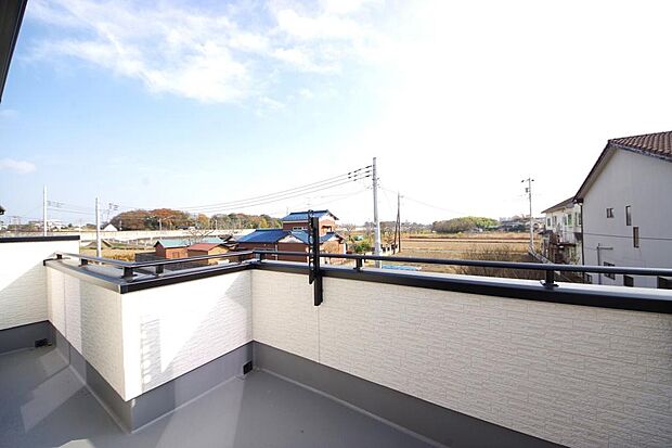 陽光あふれるバルコニーは、たくさんの光を浴びることができるのでお洗濯物やお布団もしっかり干せます。