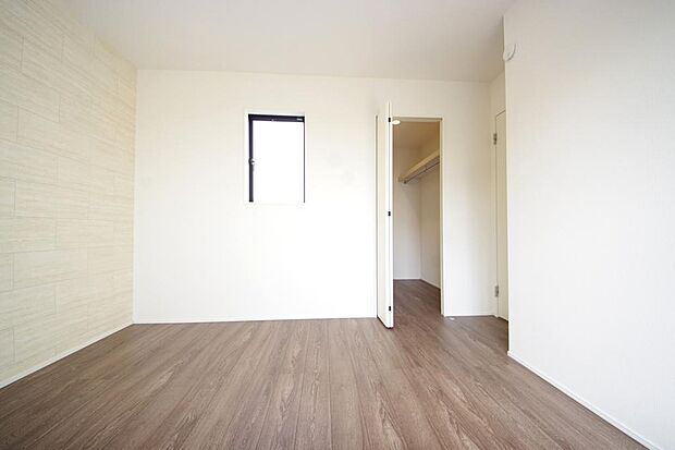 木の質感が優しい床材と豊富な収納が特徴的な、心に温かさを感じる内装です。