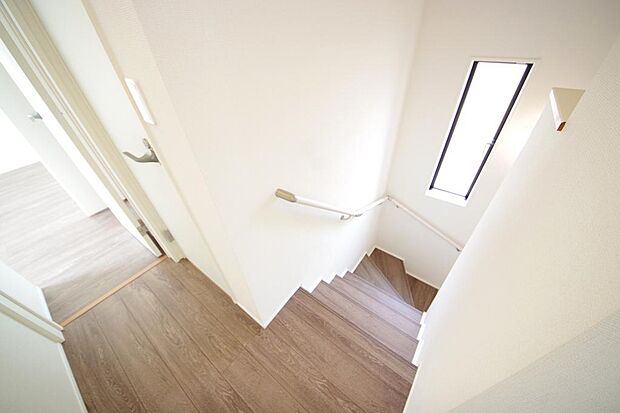 階段には手すりを標準装備することで、お子様やご高齢者の安全性にも配慮しております。