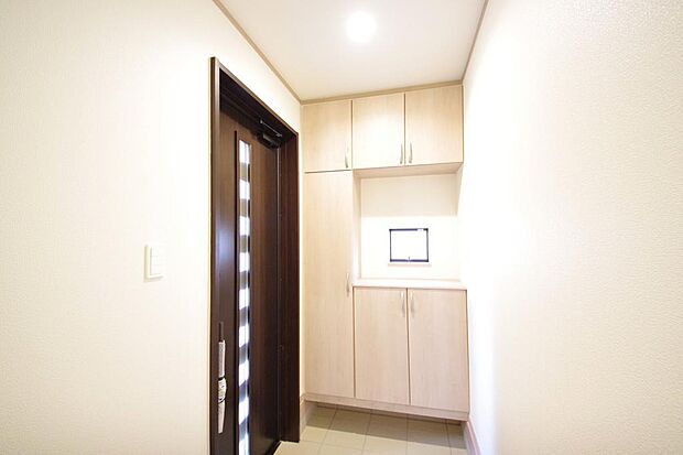 棚板が多く、沢山のの靴が収納可能。棚板は稼働可能ですのでブーツやヒールの高い靴も収納でき便利です。