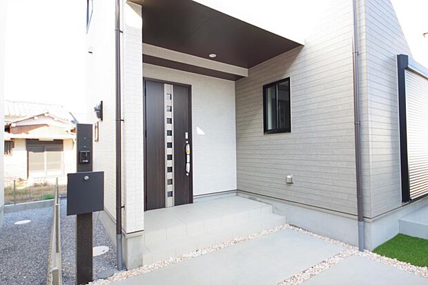 玄関はいわばその邸宅の顔です。だからこそ、迎賓のためにしつらえを細部まで施しました。