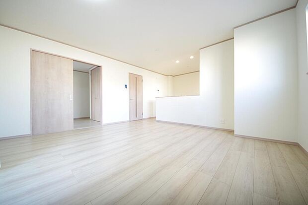 家族皆方が一番長い時間を共有するリビング ダイニング。快適な空間としてご利用いただけます。