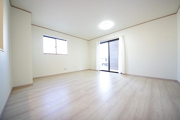 明るい陽光が差し込み開放的なリビング ダイニングを演出し、ゆとりある空間はご満足いただけます。