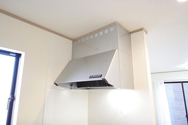 キッチン上部には、スッキリとしたスリム型レンジフードが標準装備されております。