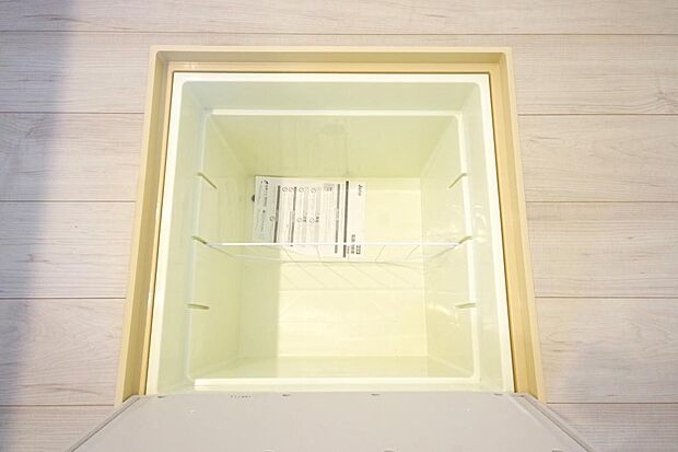 ミネラルウォーター、缶詰、非常食のストックに便利です。空間を有効に利用した収納です。