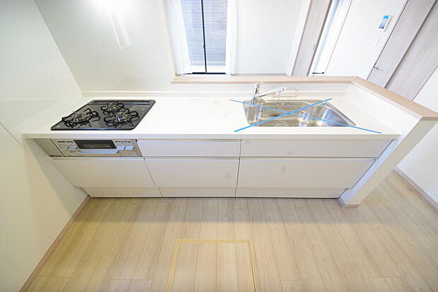 キッチンには耐久性が高く、お手入れも簡単で人工大理石トップを採用して、キッチンを優雅に演出しました。