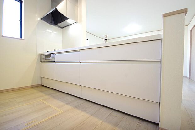 リビング ダイニング全体が見渡せるキッチンは、リビングのお子様の様子を見守りながら家事ができます。