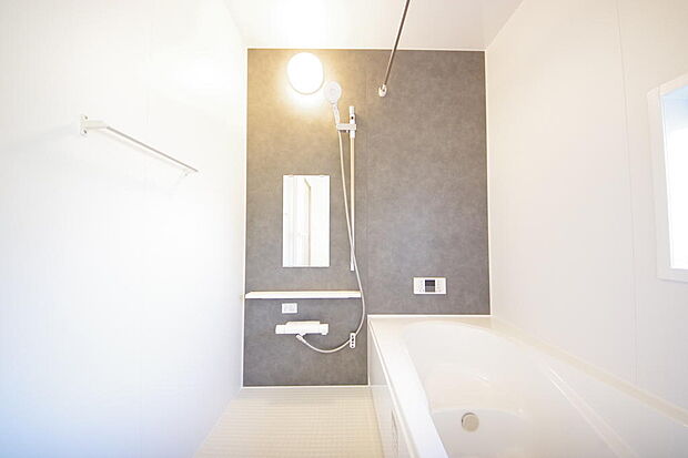 心地よい入浴タイムを追求した大きな浴槽とアクセントパネルで、より高級感が演出されます。