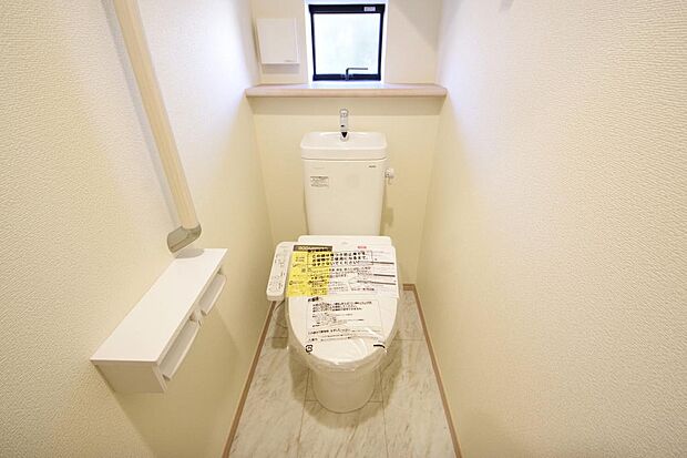 少ない水を有効に使って、汚れも効率よく洗浄します。便器は奥までふちのない掃除がしやすい形状です。