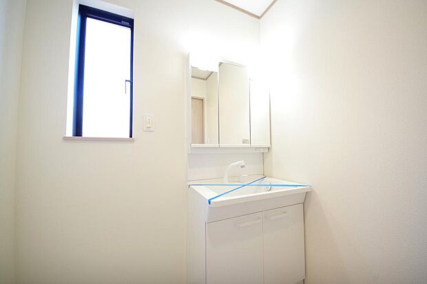 家族全員で利用するパブリックスペースとなりますので、鏡周りの収納ですっきり洗面台がご利用いただけます