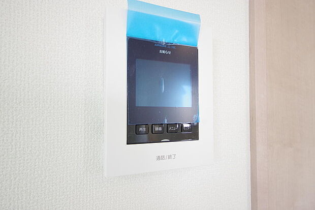 来訪者を映像と音声で確認可能なので、煩わしいセールスにも住戸内で対話可能です。