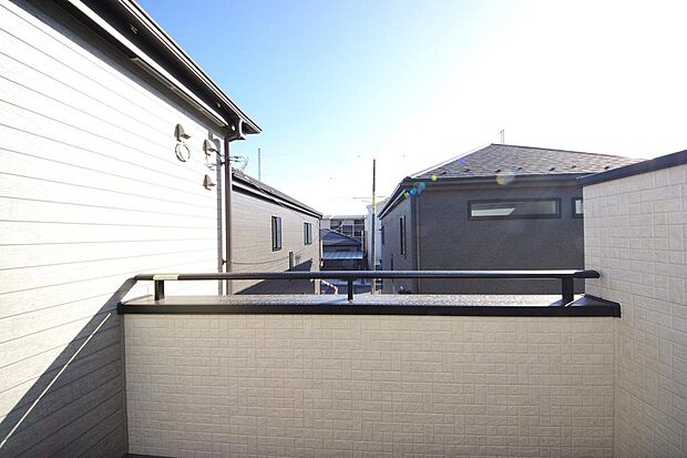 陽光あふれるバルコニーは、たくさんの光を浴びることができるのでお洗濯物やお布団もしっかり干せます。