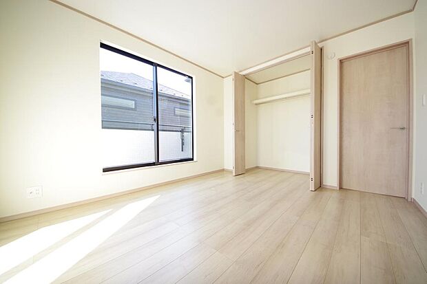 木の質感が優しい床材と豊富な収納が特徴的な、心に温かさを感じる内装です。