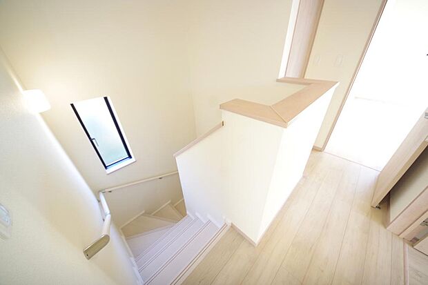 階段には手すりを標準装備することで、お子様やご高齢者の安全性にも配慮しております。