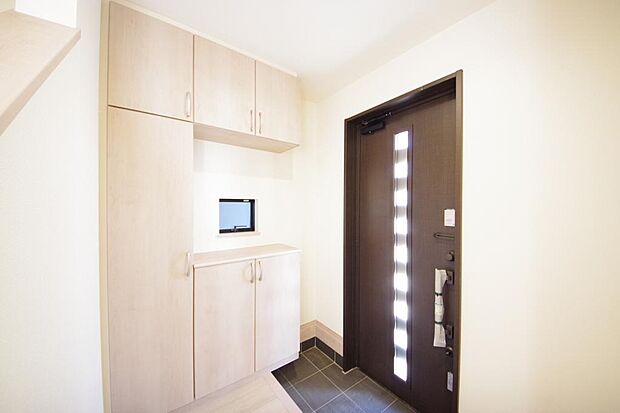 棚板が多く、沢山のの靴が収納可能。棚板は稼働可能ですのでブーツやヒールの高い靴も収納でき便利です。