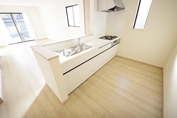 キッチンには耐久性が高く、お手入れも簡単で人工大理石トップを採用して、キッチンを優雅に演出しました。