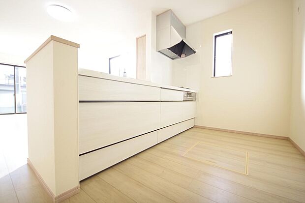 リビング　ダイニング全体が見渡せるキッチンは、リビングのお子様の様子を見守りながら家事ができます。